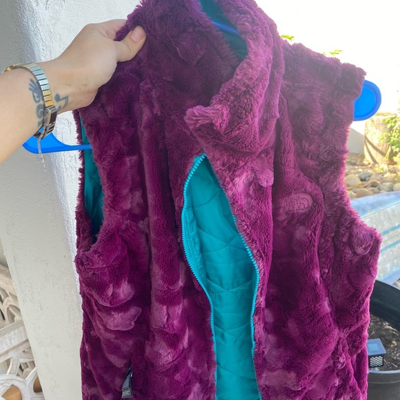 Reversible teal/purple The North Face fuzzy vest - Picture 3 of 4